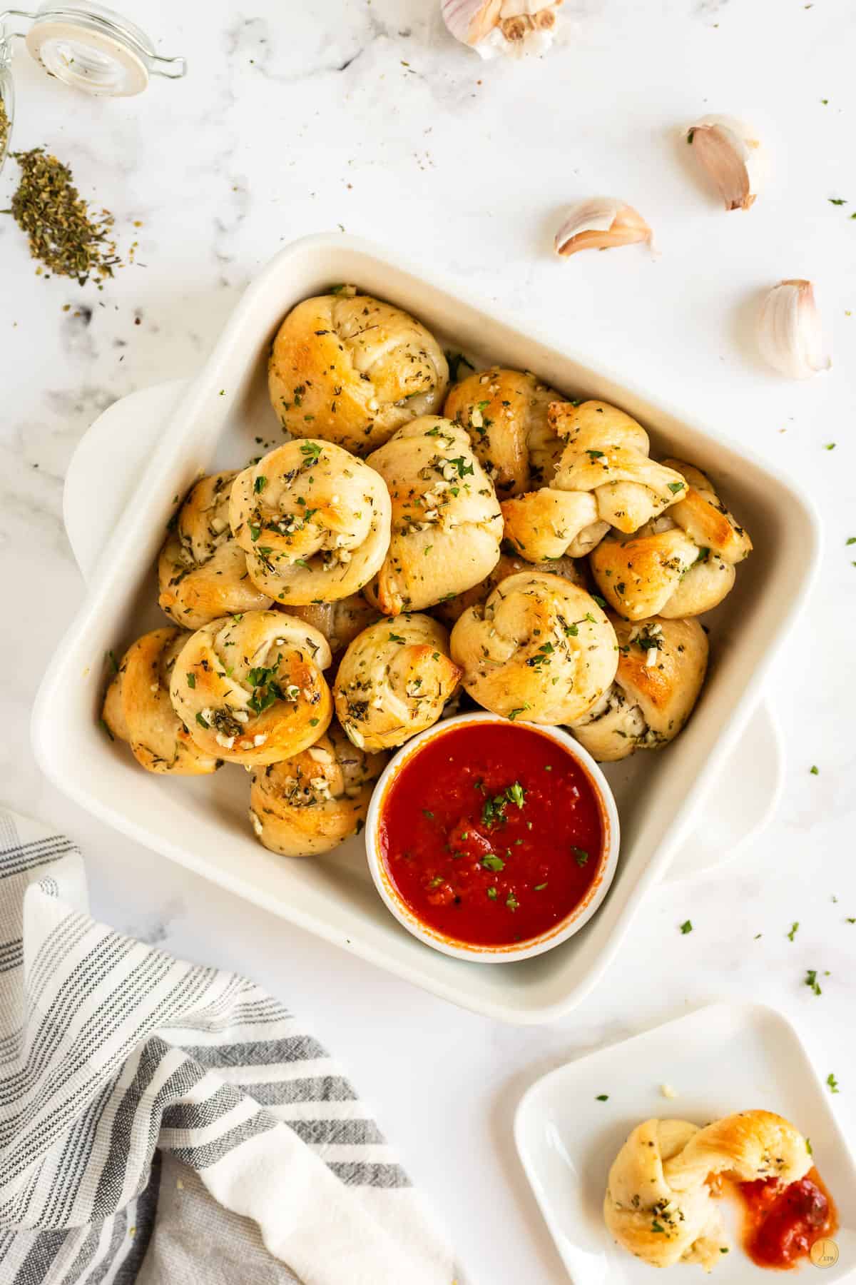 overhead picture of garlic knots