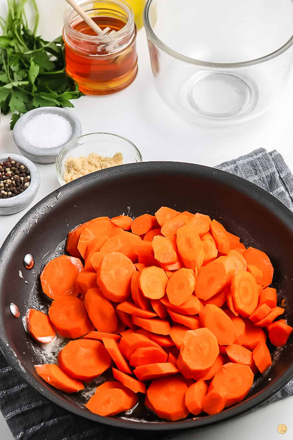carrots in a pan