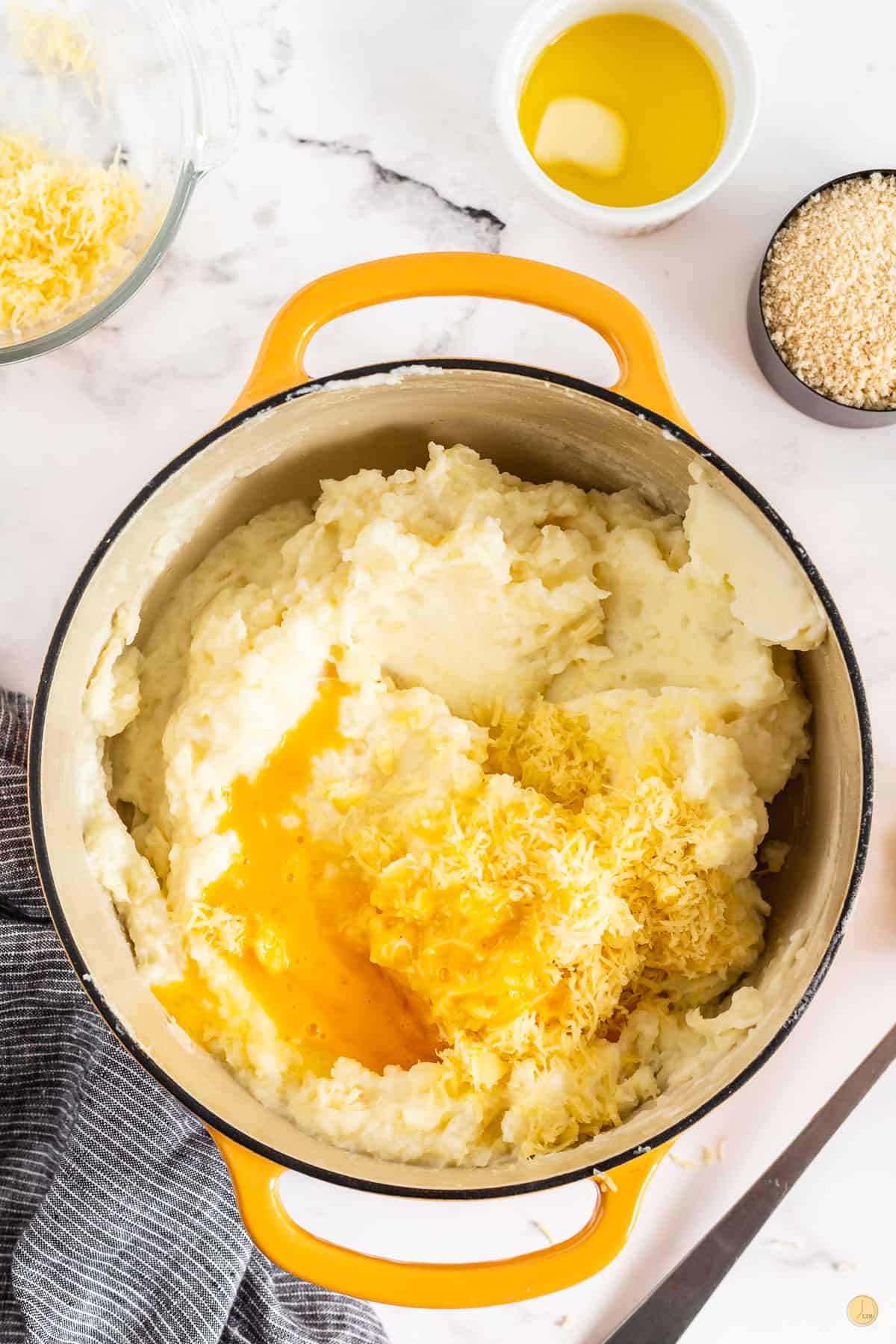 mashed potatoes in a pot