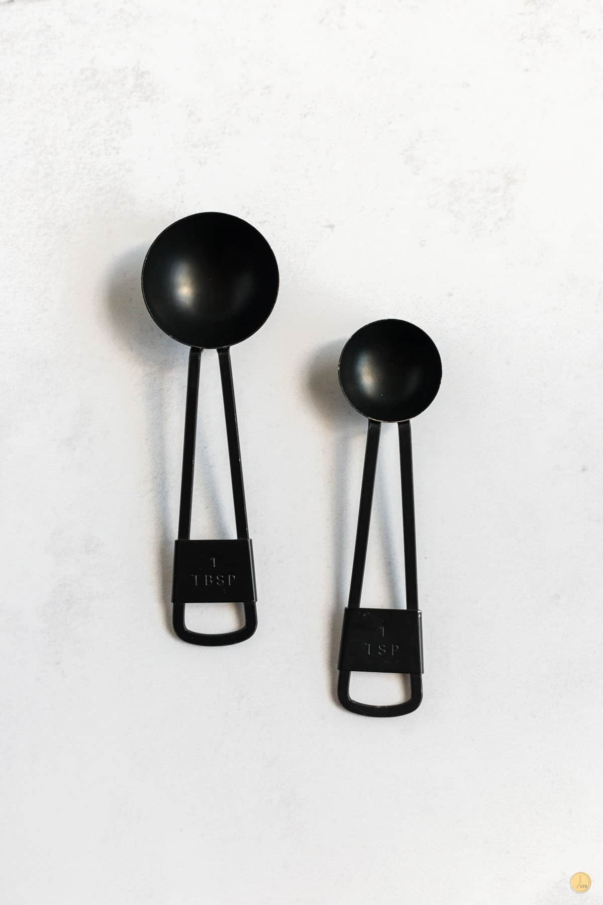 Metal teaspoon and tablespoon