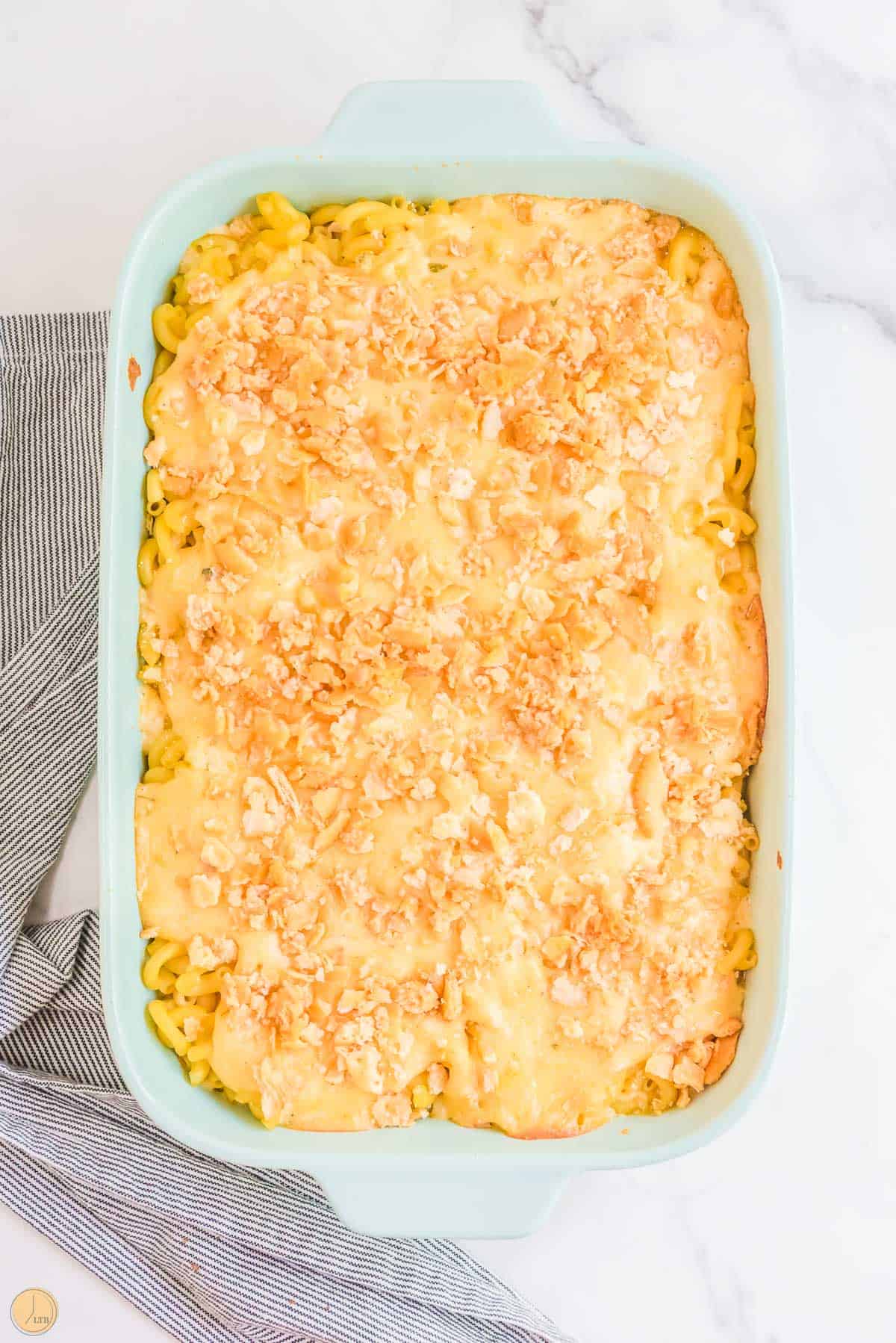 baked macaroni and cheese with cracker topping in a blue dish