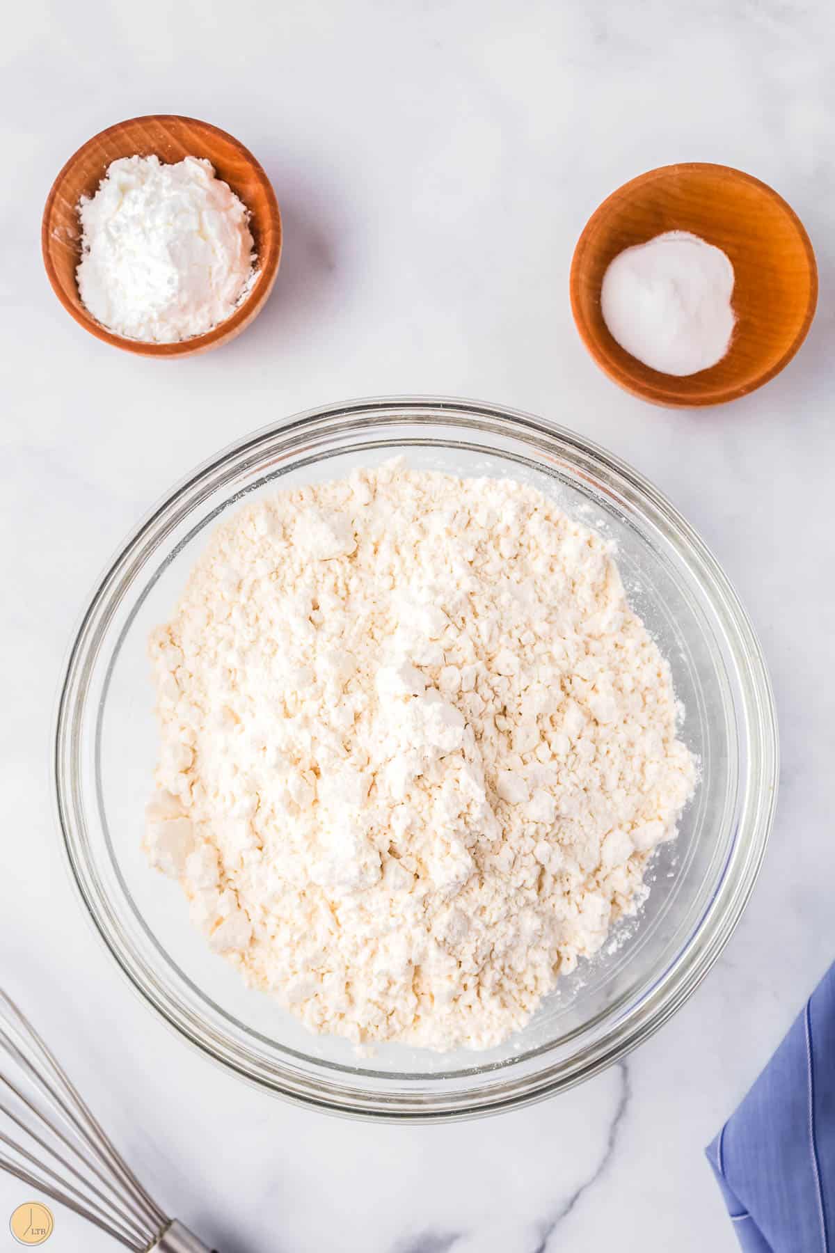 dry cookie ingredients in a clear bowl