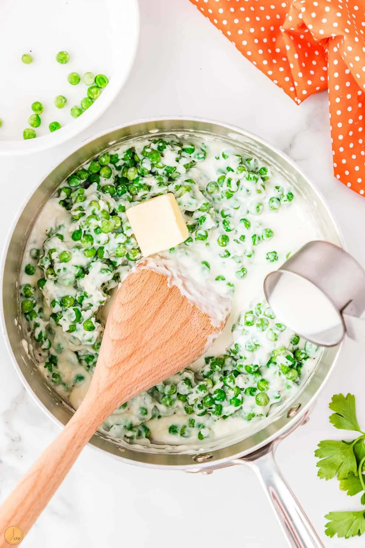 peas in a white cream sauce