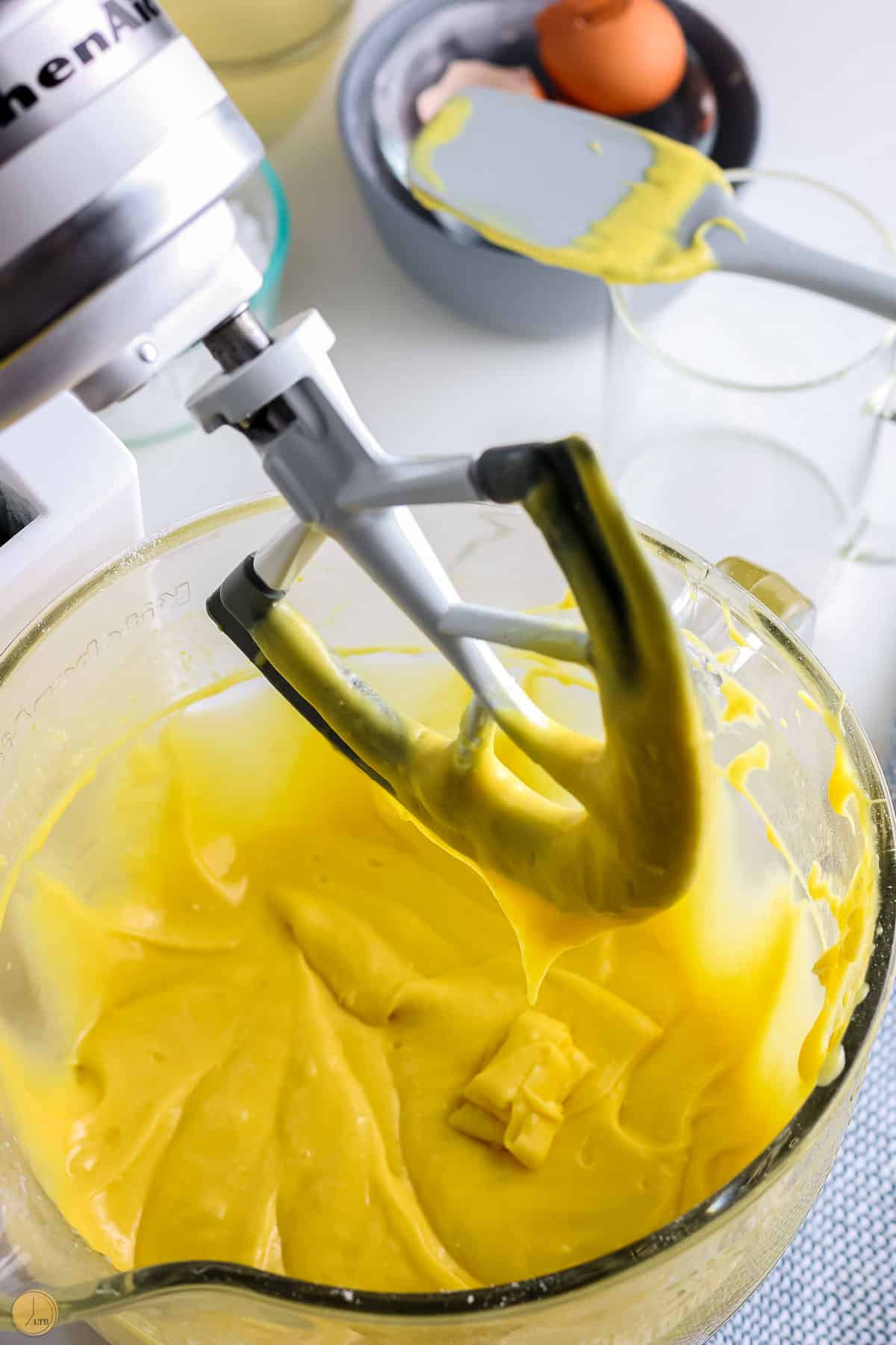 mix the cake batter with the flour mixture on low speed in a large bowl