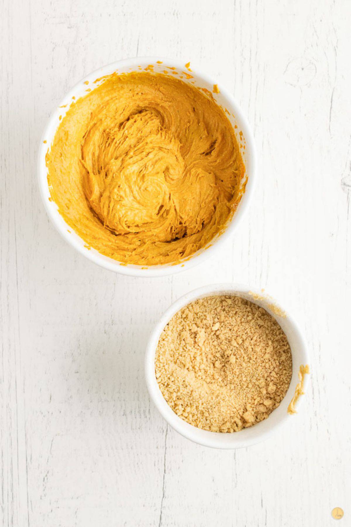 pumpkin mix and streusel toppings in two bowls